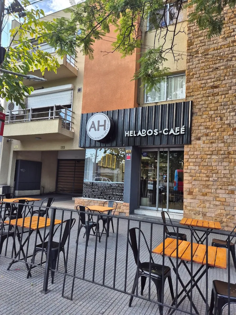 Fachada de Alma de Helado con cartel de heladería y café