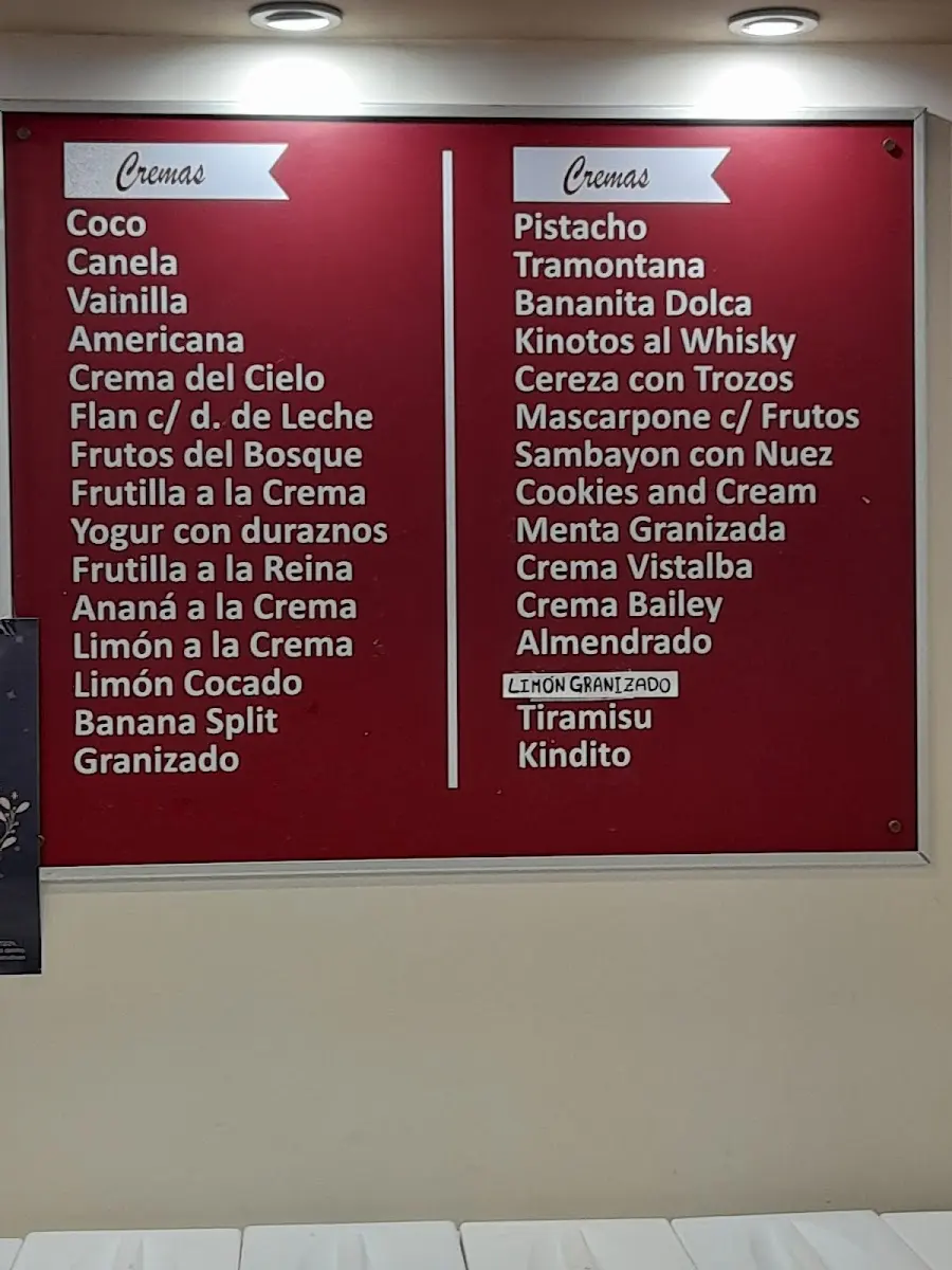 Fachada de Helados Vistalba entre árboles, con mesas y sillas al aire libre