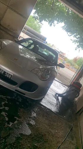 Auto en proceso de lavado en Lavadero de Autos Mauro