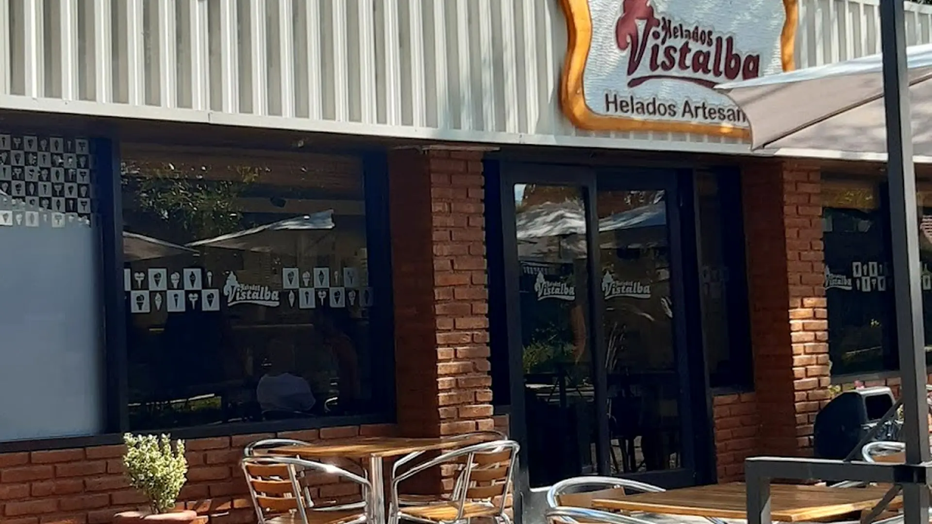 Frente de Helados Vistalba entre árboles, en Vistalba