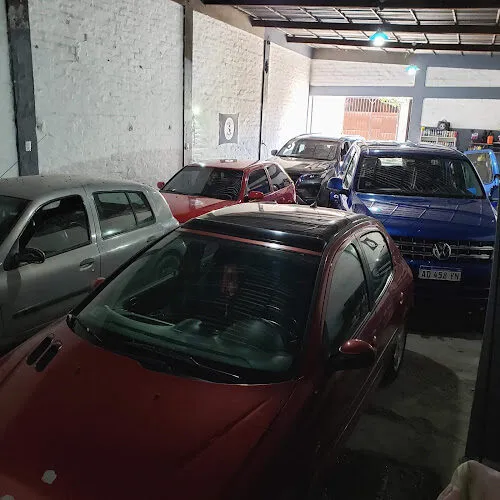 Lavadero Míster Car Center con autos y personal en el local